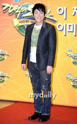 组图：金正恩李范秀任SBS台选秀节目评委出席宣传