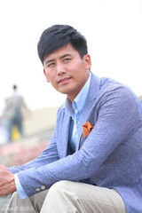 组图：于晓光海边休闲写真 熟男偶尔也清新