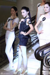 组图：《甄嬛传》“叶澜依”黑衣代言秀T台步