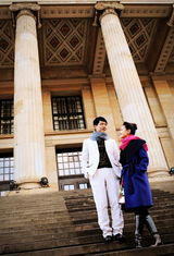 组图：郭晓冬程莉莎柏林街拍 手牵手过情人节