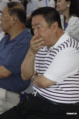 组图：陆川冒雨签约 尤小刚童心未泯无聊咬手