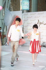 组图：官恩娜诸葛梓岐走秀 陈嘉桓否认与林峰绯闻