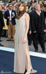 高清图：《特工绍特》伦敦首映 朱莉银装素裹秀妖娆