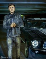 组图：扎克-埃弗隆拍写真 秀肌肉告别嫩孩时代