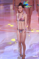 组图：港姐总决选  众佳丽性感泳装亮相