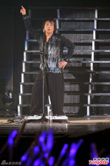 组图：伍佰花朵舞high翻 田馥甄变女神唱压轴