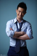 组图：奇道白衬衫熟男写真爽朗笑容极具亲和力