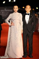 组图：金马红毯群星闪耀 舒淇深V亮胸性感爆棚