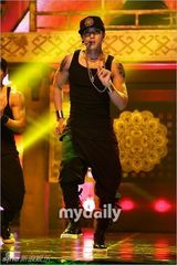 组图：雪莉灿烈主持MCD 金贤重扯衣秀人鱼线