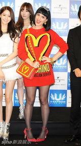 组图：水果姐内八站姿可爱 与少女时代同台搞怪