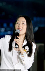 组图：杨钰莹首登央视舞台 与李玟李玉刚同台献唱