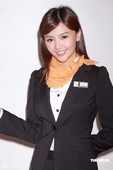 幻灯图：罗凯珊黑色制服拍广告照 显露甜美笑容