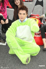 组图：《小资女孩》收视庆功 邱泽穿恐龙装赛车