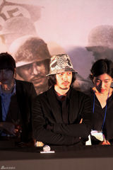 组图：《登陆》釜山见面会 张东健范冰冰等亮相