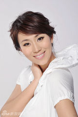 组图：“纯色系”美女卢卓婕  黑白中彰显个性魅力