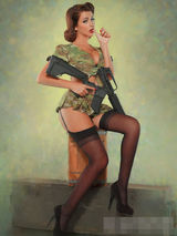 组图：艳星罗茜-琼斯领衔军队风大片 美胸翘臀诱人