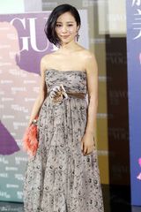 组图：江一燕变身才女作家 知性优雅亮相时尚派对