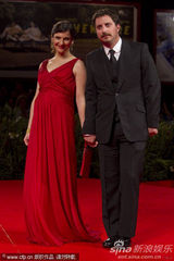 《后事》首映 女星泽格斯挺大肚与导演恩爱现身(图)