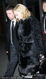 高清图：麦当娜现身柏林 小男友恩爱相伴