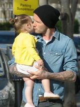 组图：小贝抱爱女逛街 小七手指镜头萌样可爱