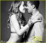 组图：玛莉亚迪士尼穿婚纱贺结婚纪念 子女卖萌