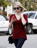 组图：艾玛-罗伯茨露肩装性感抢镜 大方秀钻戒