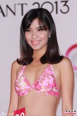 组图：亚姐泳装火辣秀胸 怪咖多女版王祖蓝现身