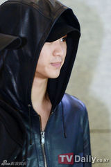 组图：韩星金秀贤结束英国行程返韩