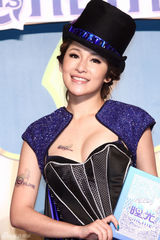 组图：萧亚轩化身性感占卜师 把感情的事放一边 