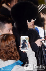 组图：BB成员GDRAGON长绒帽墨镜遮面现身机场