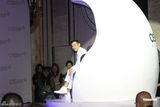 高清图：刘德华为代言品牌站台 白西装潇洒倜傥