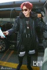 组图：李准基飞广州办见面会 红发抢眼派签名