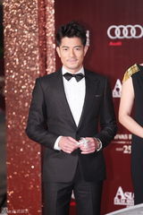 高清图：《最爱》剧组亮相 章子怡妩媚蒋雯丽知性