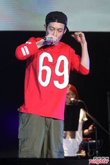 组图：陈冠希上海火热开唱 衣着随意嘻哈范儿