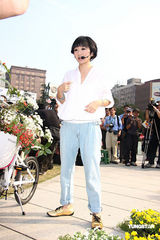 高清图：陶晶莹夫妇携手宣传旅游 骑自行车入场