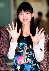 组图：少女时代早安少女同机抵韩 机场拼人气