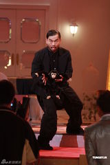 组图：草蜢主持游戏节目 阿Sa(蔡卓妍)蒙嘉慧现场耍宝