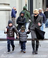 组图：凯特-布兰切特携子漫步街头神采奕奕