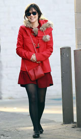 高清图：佐伊-丹斯切尔圣诞街拍红色外套搭短裙