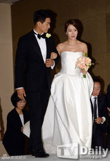 组图：韩星白智英郑锡元甜蜜完婚 姐弟恋修正果