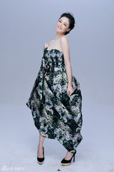 组图：蒋欣曝光春日写真 造型婉约气质灵动