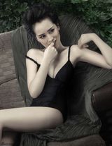 组图：海清《男人装》写真 邻家媳妇彰显别样性感