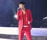 高清组图：冯铭潮放歌椰城 火红献唱《诠释爱》