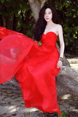 组图：姜欣雨红裙写真 胸前春光乍泄