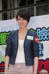 组图：梁咏琪做公益否认怀孕 直言同情舒淇