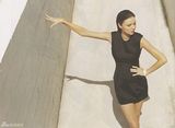 组图：米兰达-可儿登杂志封面 展示热辣身材