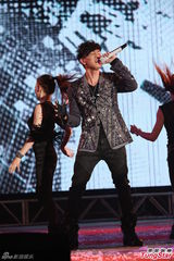 组图：严爵挑战唱跳险破音 林俊杰压轴热舞