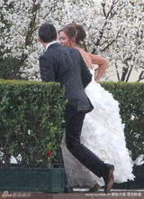 幻灯图：真人秀男星杰森告别单身 瓢泼大雨中完婚