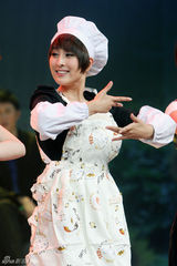 组图：马苏偷师小S范晓萱  挥舞鸡毛掸跳“鸡舞”