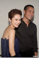 组图：张孝全金钟奖失意杨丞琳安慰 撇清绯闻恋情